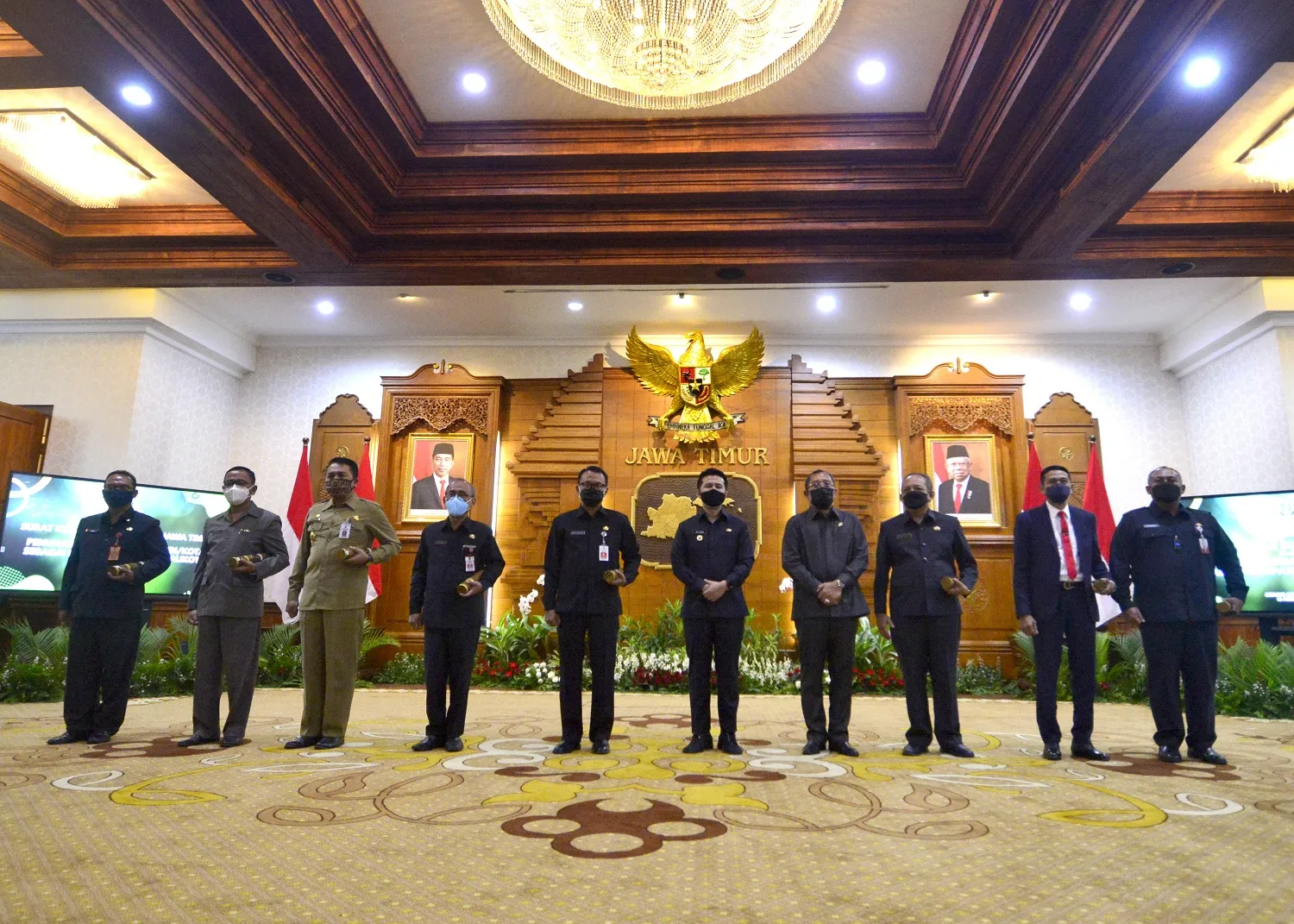 Wagub Jatim Serahkan SK 16 Plh Bupati-Wali Kota, Ini Daftarnya
