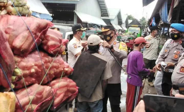 Kapolres Kediri Sidak Pasar Induk, Ribuan Masker pun Dibagikan