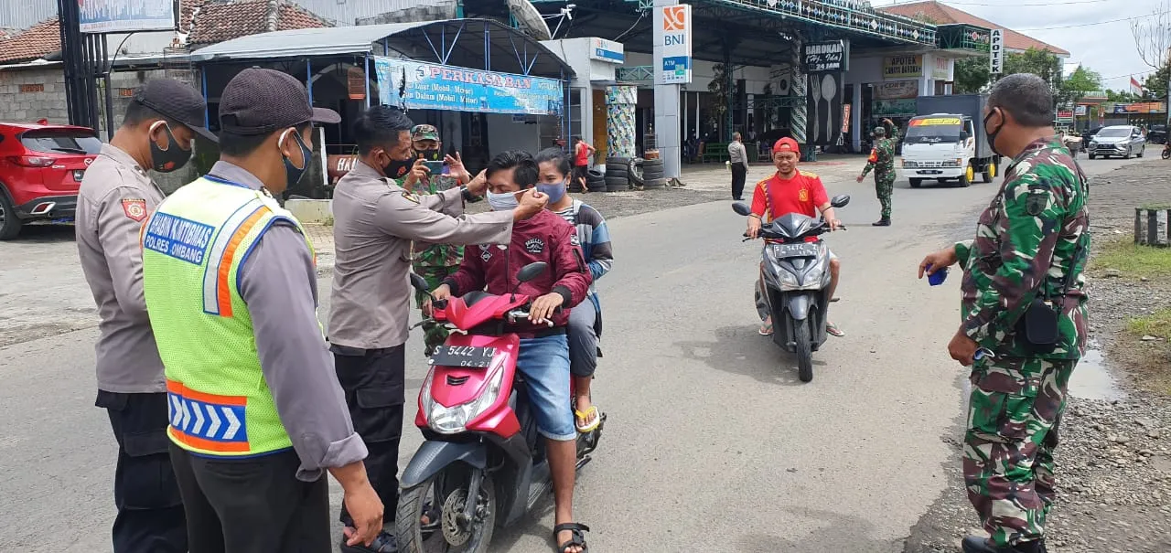 Danramil dan Kapolsek Mojowarno Bagikan Masker Gratis
