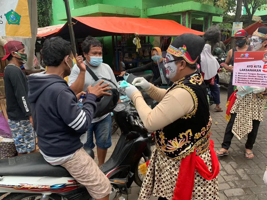 Uniknya Polisi Sidoarjo Berbaju Punakawan Saat Edukasi Prokes di Pasar