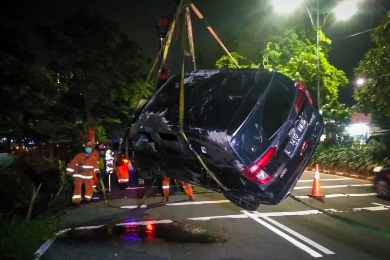 FOTO: Mobil Masuk Sungai di Surabaya