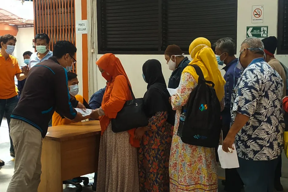 FOTO: Antrian BLT Membludak di Kantor Pos Jemursari