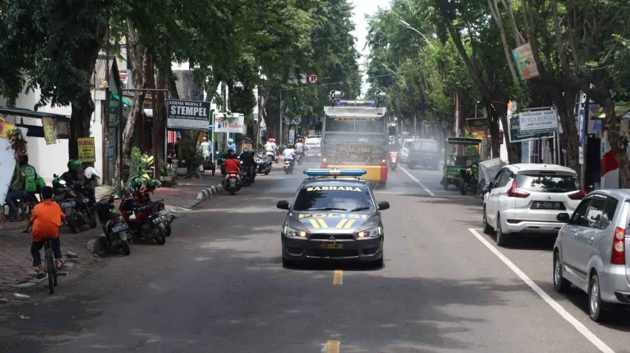 Cegah Covid-19, Polres Gresik Semprot Disinfektan di Tiga Jalan Utama
