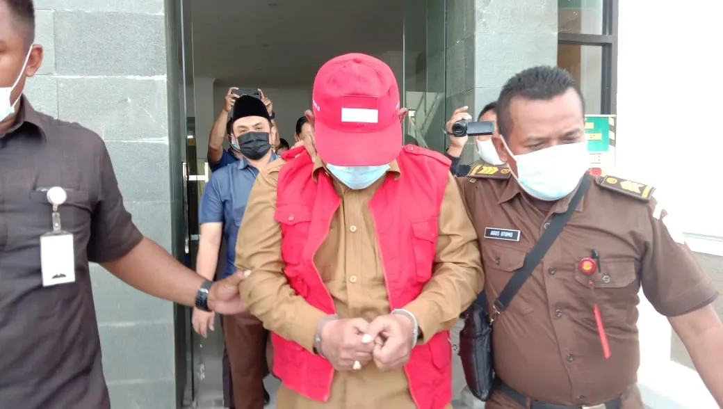 Diduga Korupsi Anggaran Rp1 Miliar, Camat Duduksampeyan Gresik Ditahan