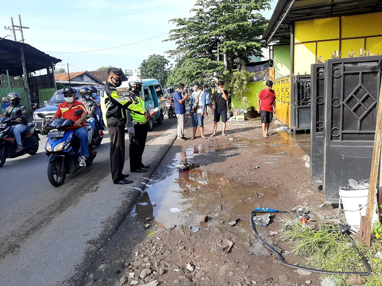 Minibus Hantam 4 Motor di Krian, Satu Pengendara Tewas Seketika