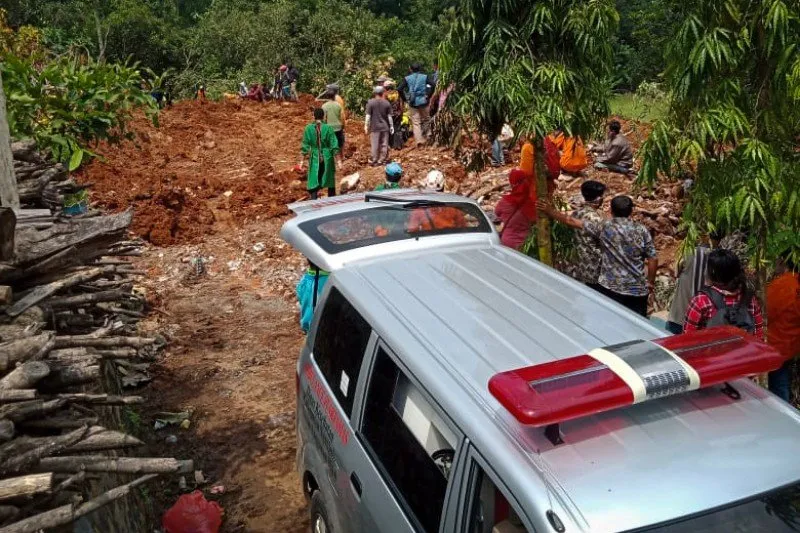 Ibu dan Anak Ditemukan Jadi Korban Meninggal akibat Longsor Nganjuk