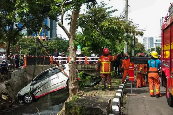 FOTO: Main Handphone, Mobil Terperosok ke Sungai