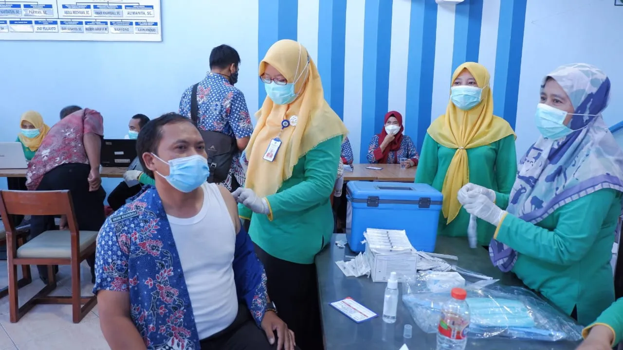 Ratusan Pedagang Pasar Lamongan Antusias Divaksin Covid-19