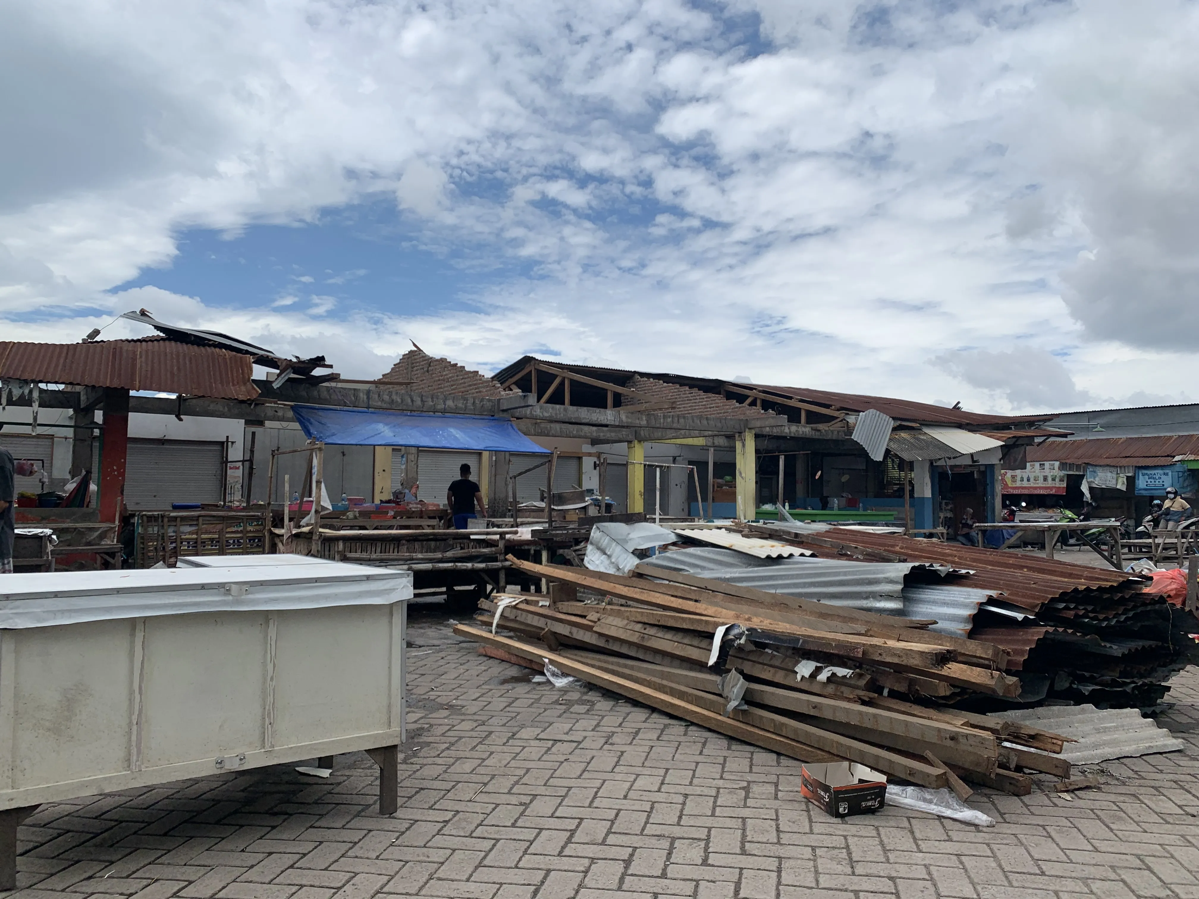 Puting Beliung Porak-porandakan 39 Atap Rumah dan Pasar di Sidoarjo