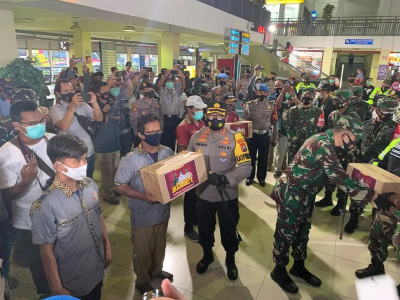 Tinjau Terminal Bungurasih, Pangdam dan Kapolda Sosialisasi Prokes