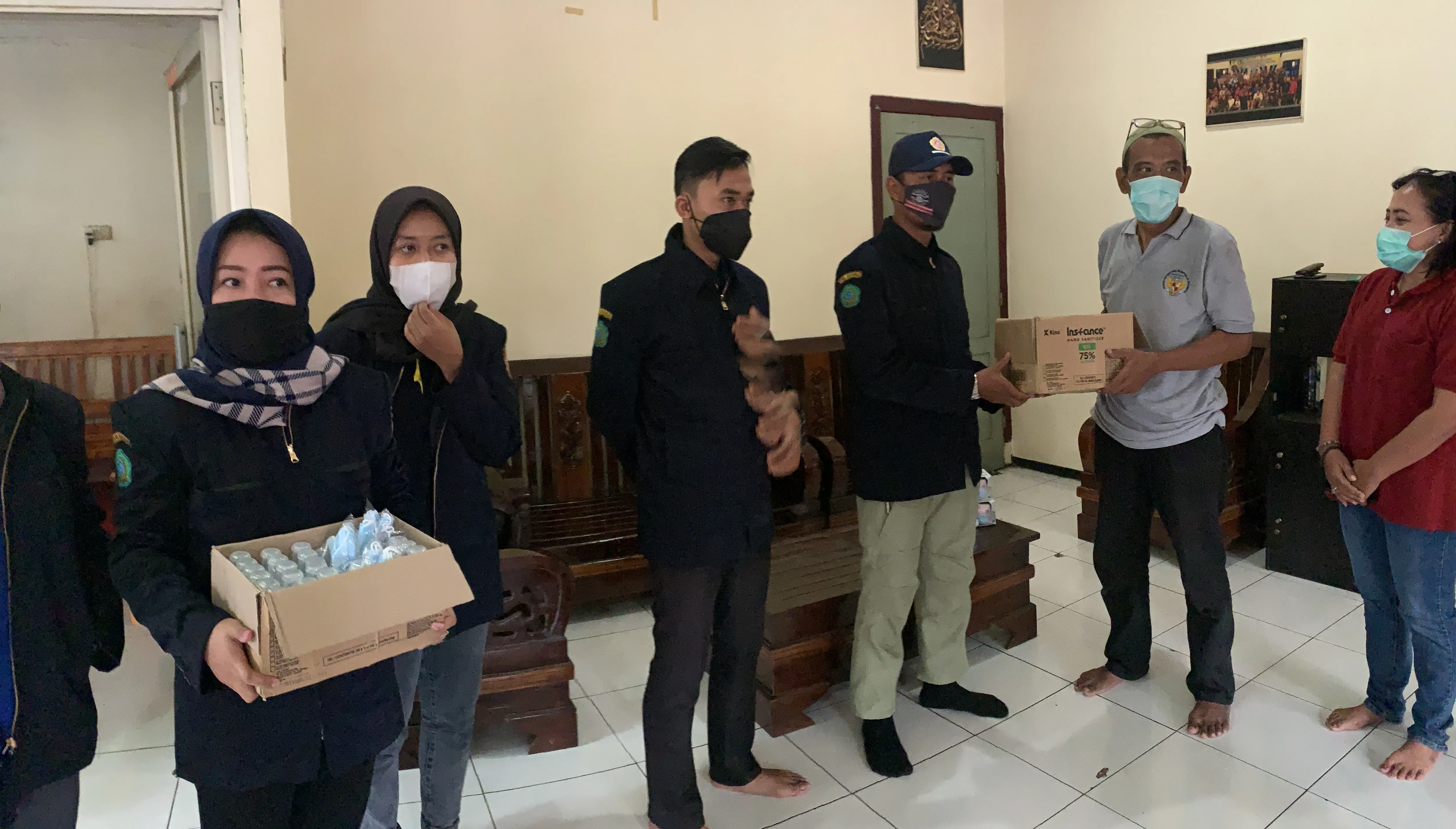 Peringati HPN, Karang Taruna Krian Bagikan APD Untuk Jurnalis