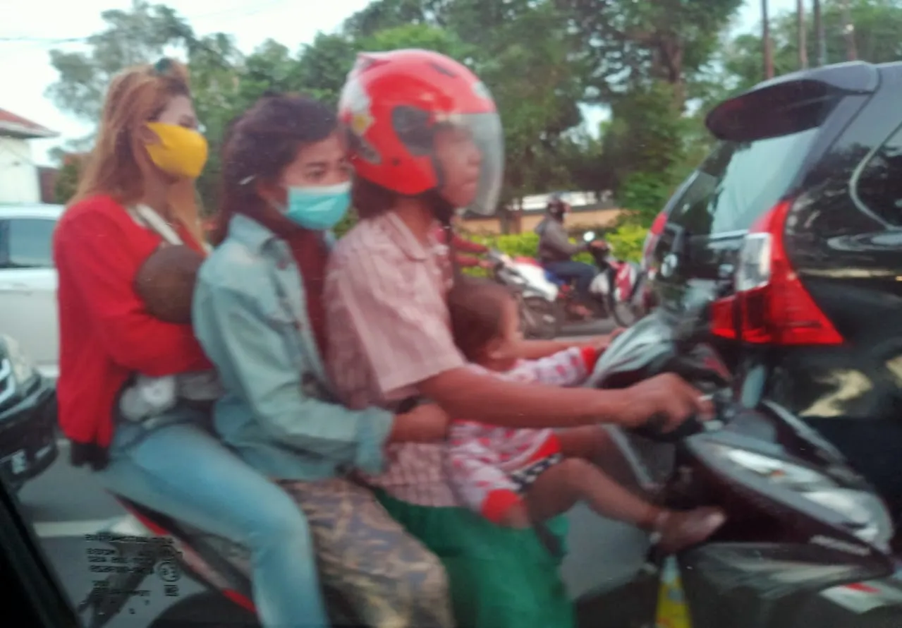 Bapak Ini Bahayakan Anak-anaknya di Jalanan yang Ramai