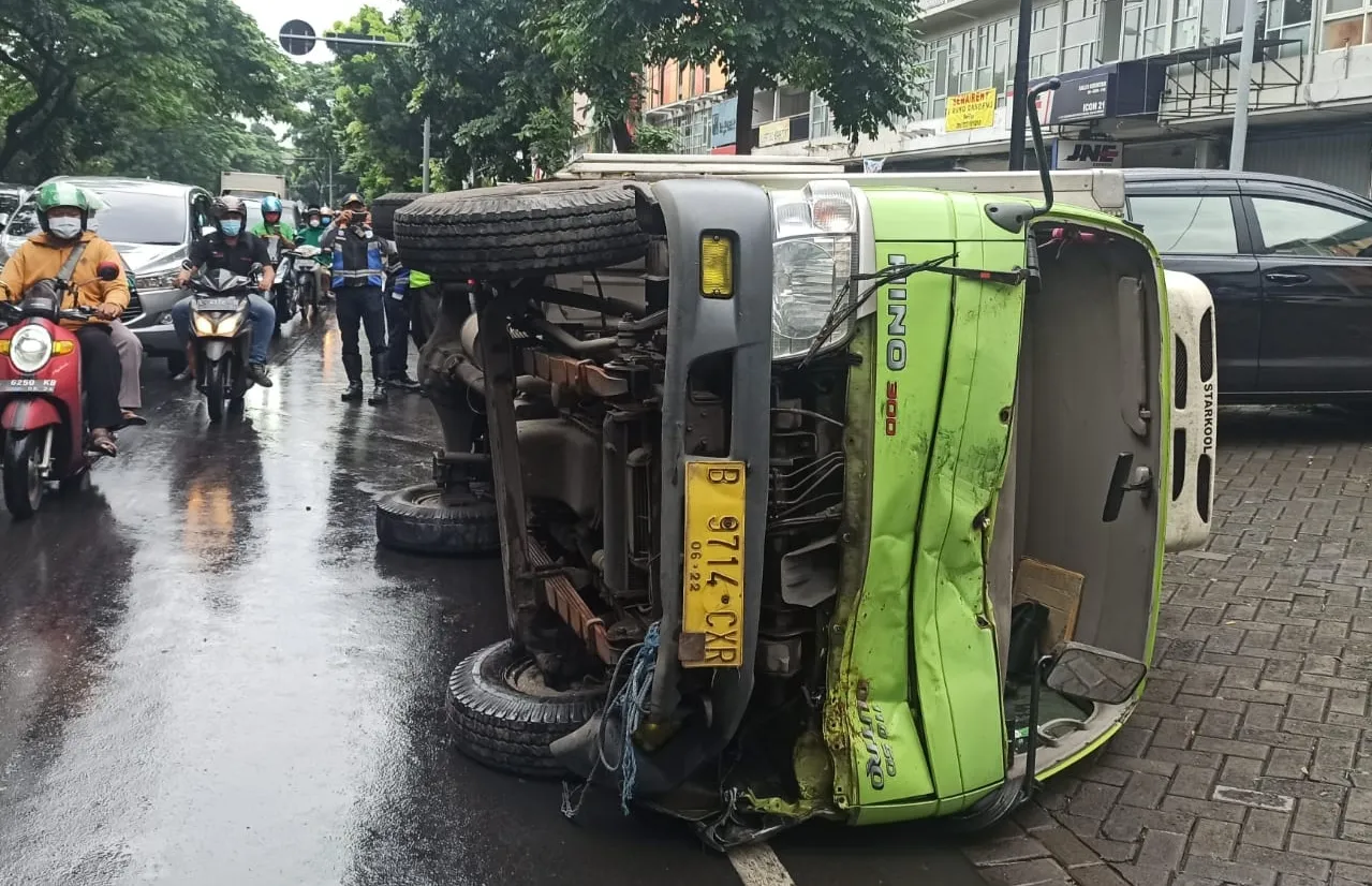 Putar Balik dengan Kecepatan Tinggi, Truk Terguling di MERR