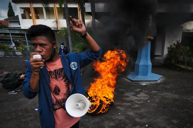 FOTO: Aksi Mahasiswa Unitomo Tuntut Pemotongan SPP
