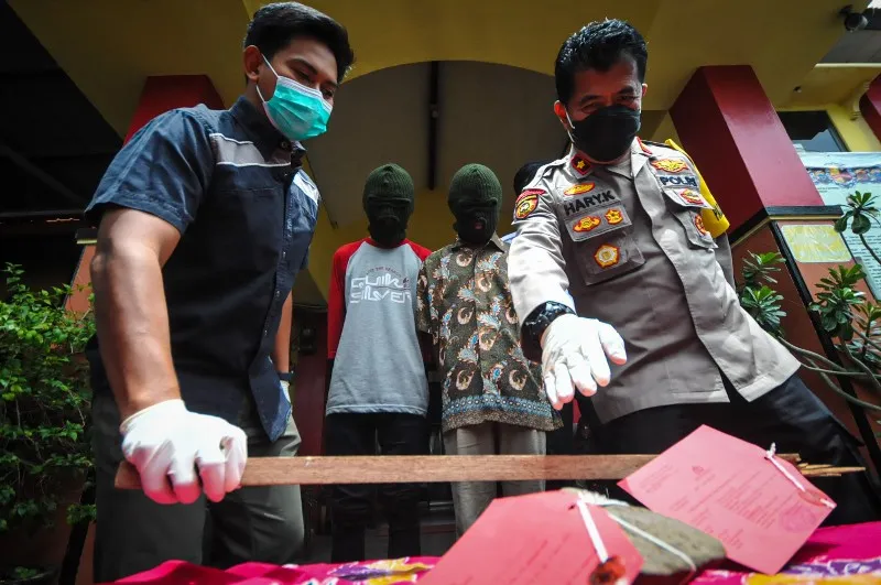 FOTO: Polisi di Surabaya Amankan Pelaku Tawuran