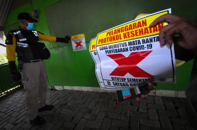 FOTO: Pemkot Surabaya Tutup 22 Warung Remang-remang Jurang Kuping