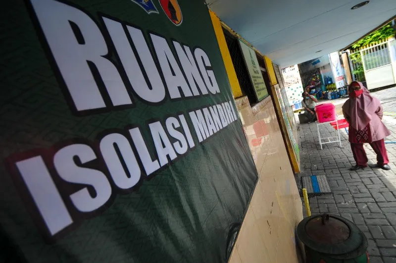 FOTO: PPKM Mikro, Polisi di Surabaya Belusukan ke Kampung