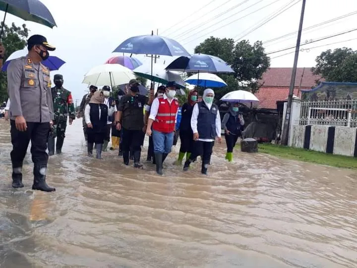 Khofifah: Banjir di Jombang dan Gempol Akibat Tumpukan Sampah di Kali
