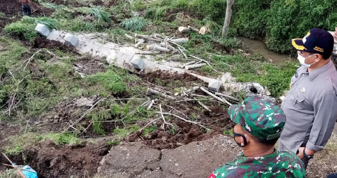 Dua Hari Diguyur Hujan, Jalan Utama di Tulungagung Longsor