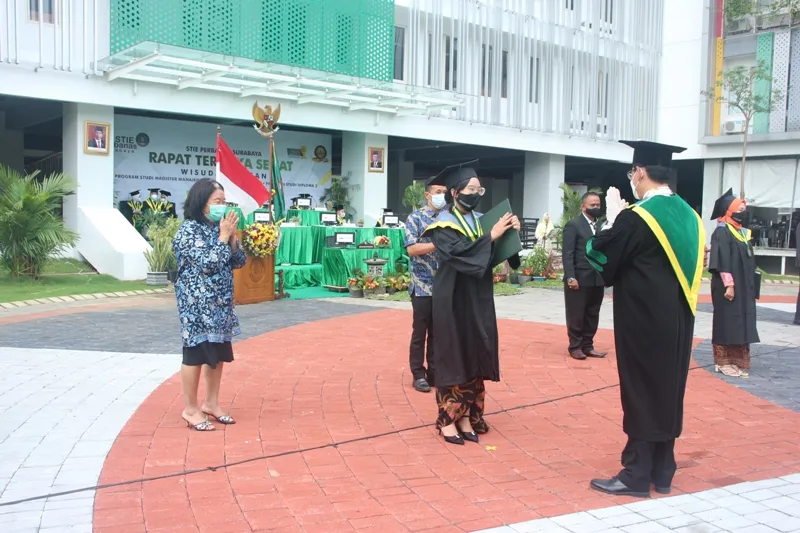 STIE Perbanas Surabaya Gelar Wisuda Online Berkonsep Outdoor
