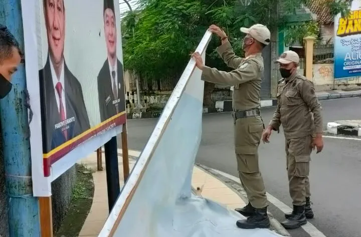 Satpol PP Gresik Bongkar Reklame tak Berijin dan Non Pajak
