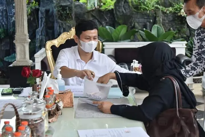 Ikut Bagi Bagi Kios Pasar Pon, Bupati Trenggalek Dipuji