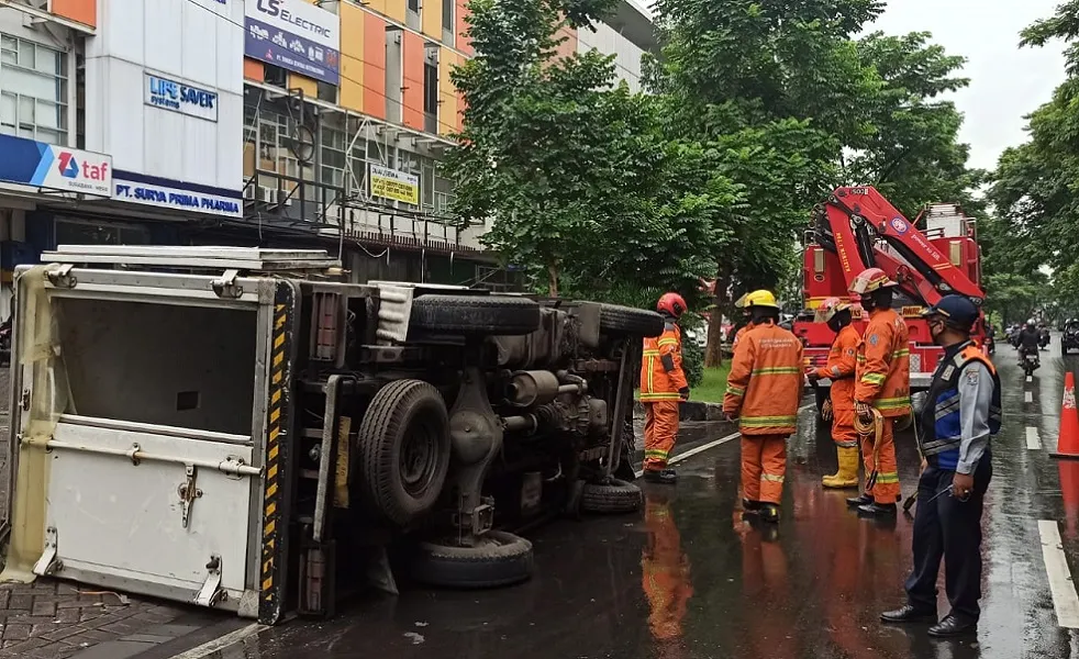 Truk Muat Buah Terguling di MERR Surabaya, Penyebabnya tak Cuma Licin