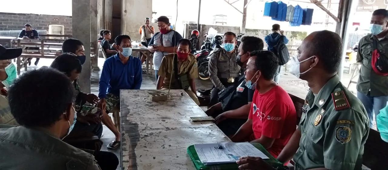 Anggota Satgas Covid-19 Tulungagung saat menutup lomba burung.