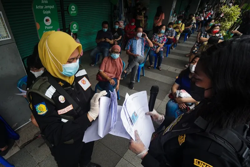 FOTO: Vaksinasi Covid-19 Masal Pedagang Pasar Genteng
