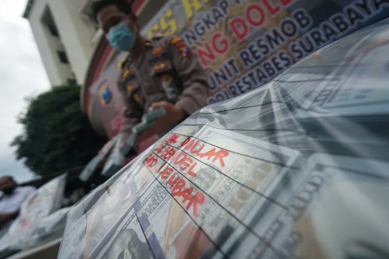 FOTO: Polisi Ringkus Dua Warga Bali Pengedar Uang Dollar Palsu