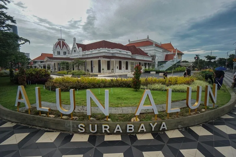 FOTO: Percantik Taman Kota Alun-alun Surabaya