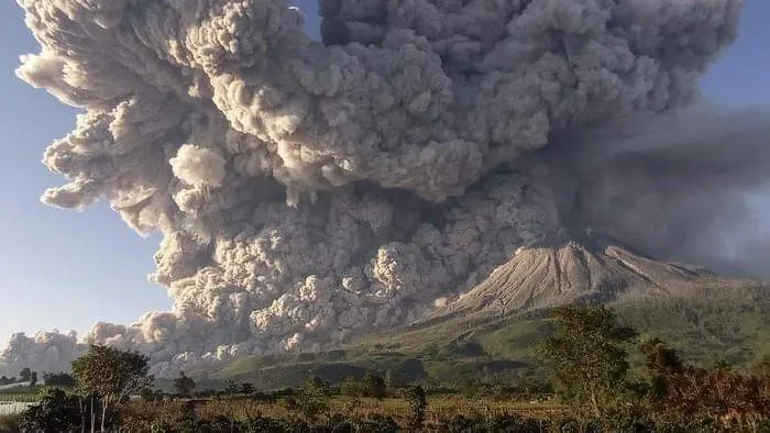 Gunung Marapi Erupsi Sembilan Kali, Diiringi Dentuman Keras dan Hujan Batu