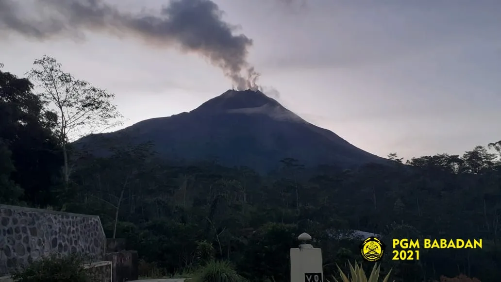 Semburkan Lava Pijar 13 Kali, Gunung Merapi Berstatus Siaga