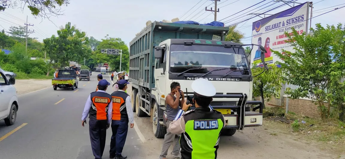 Sopir Truk Dilaporkan Kerap Melanggar, 10 Kendaraan Terjaring Razia