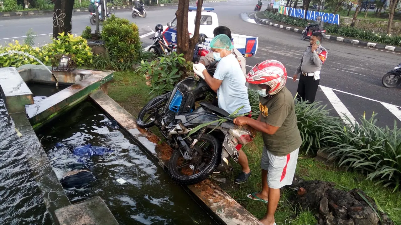 Kendarai Motor Kecebur Taman Kota, Biker Sidoarjo Tewas