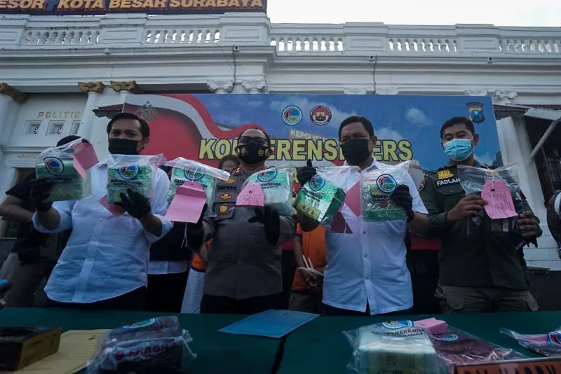 Buang Sabu 3 Kg dan Tabrak Mobil Polisi, Kurir Narkoba Ditembak