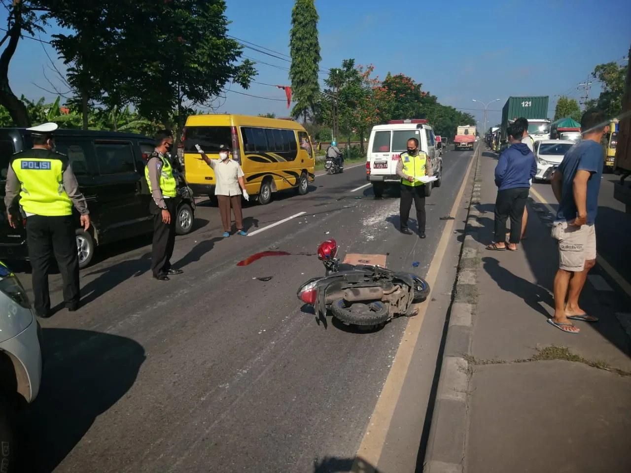 Lawan Arus, Ambulans di Lamongan Tabrak Pengendara Motor hingga Tewas