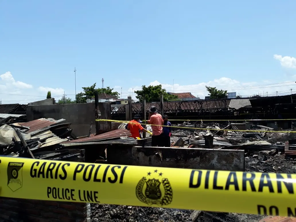 Puslabfor Polda Jatim Olah TKP Kebakaran Pasar Campurdarat Tulungagung