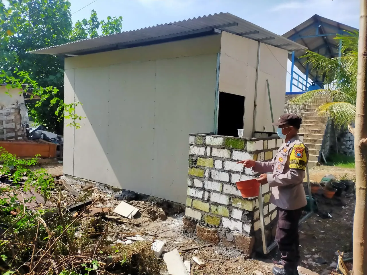 Warga dan Bhabinkamtibmas Gresik Ini Bedah Rumah Nenek Sebatang Kara