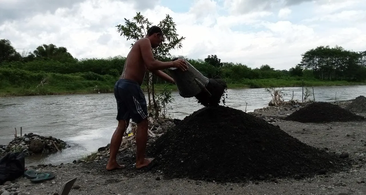 Penambang Tradisional di Tengah Mekanisasi Tambang Pasir