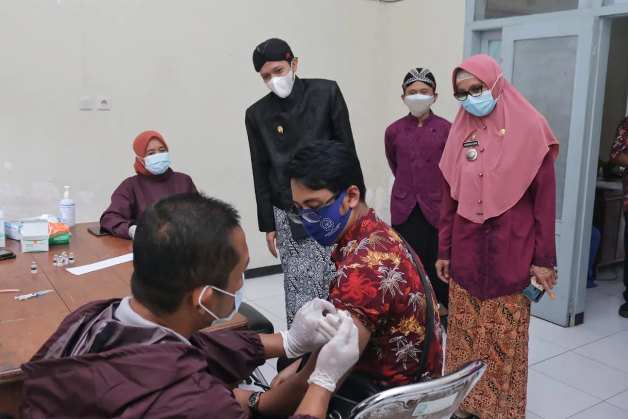 Cegah Klaster Sekolah, Pemkab Trenggalek Gencar Vaksinasi Pendidik