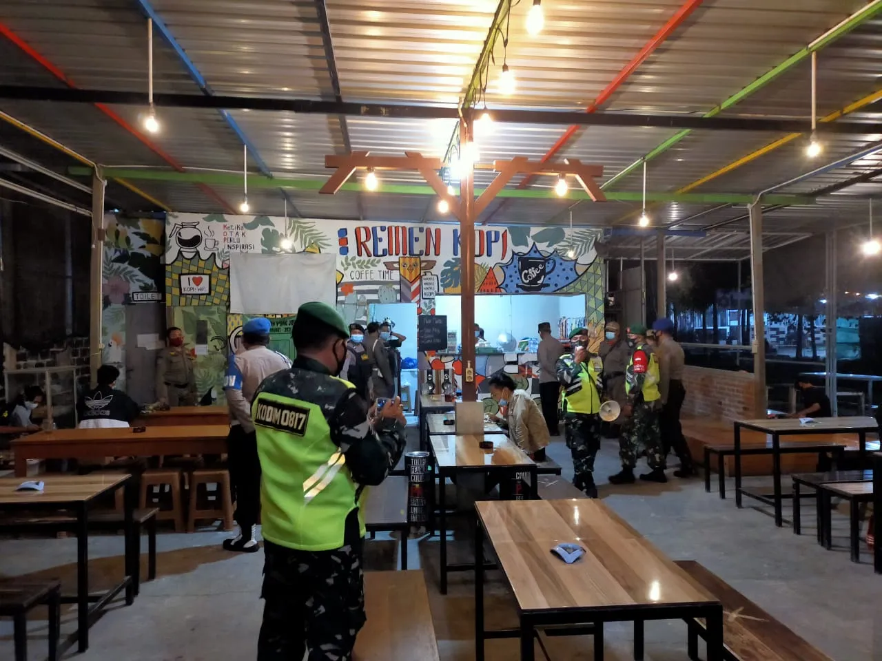 Warkop Jadi Sasaran Operasi Yustisi di Gresik, 7 Pengunjung Disanksi