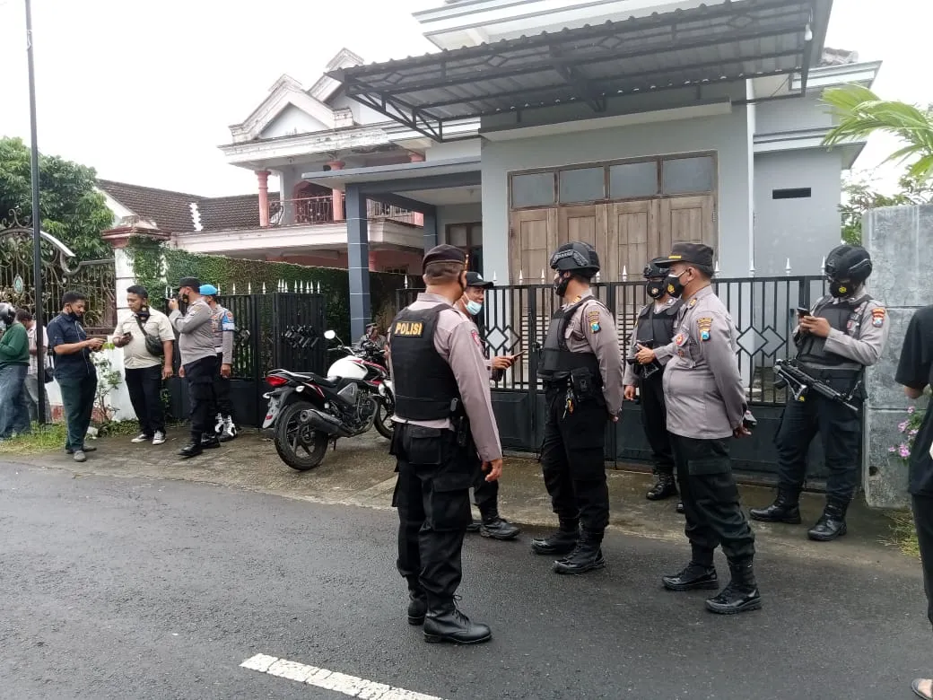 Dari 2 Terduga Teroris, Polisi Temukan Senpi Rakitan dan Buku Jihad
