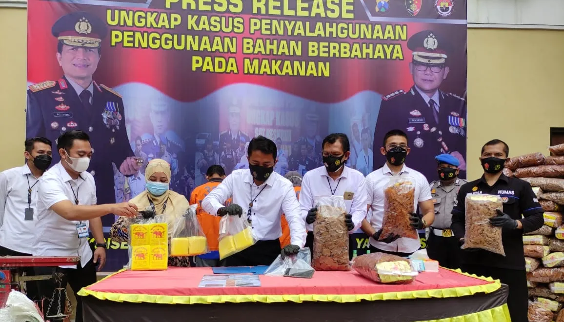 Gerebek Pabrik Krupuk Berbahan Boraks di Sidoarjo, Pasutri Ditangkap