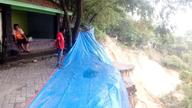Makam Cagar Budaya Putri Cempo Gresik Terancam Longsor