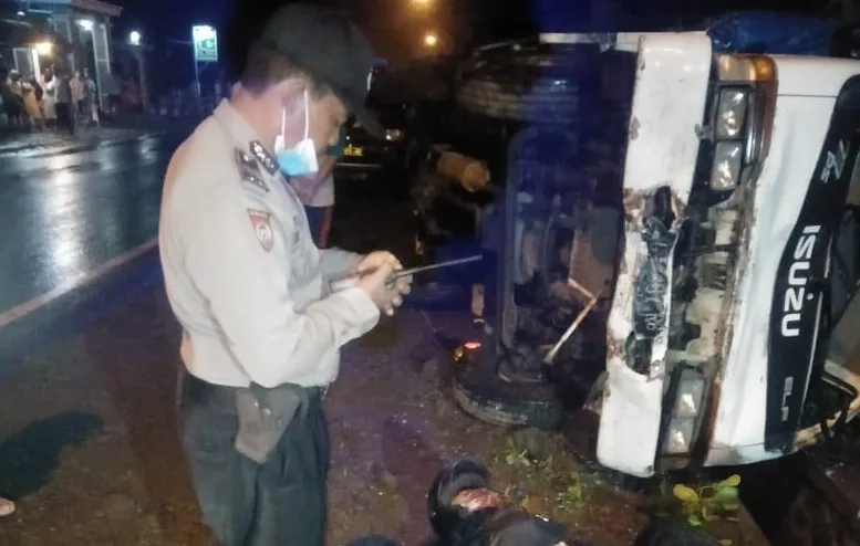 Kurang Waspada saat Menyeberang, Pengendara Motor Tewas Tertabrak Truk