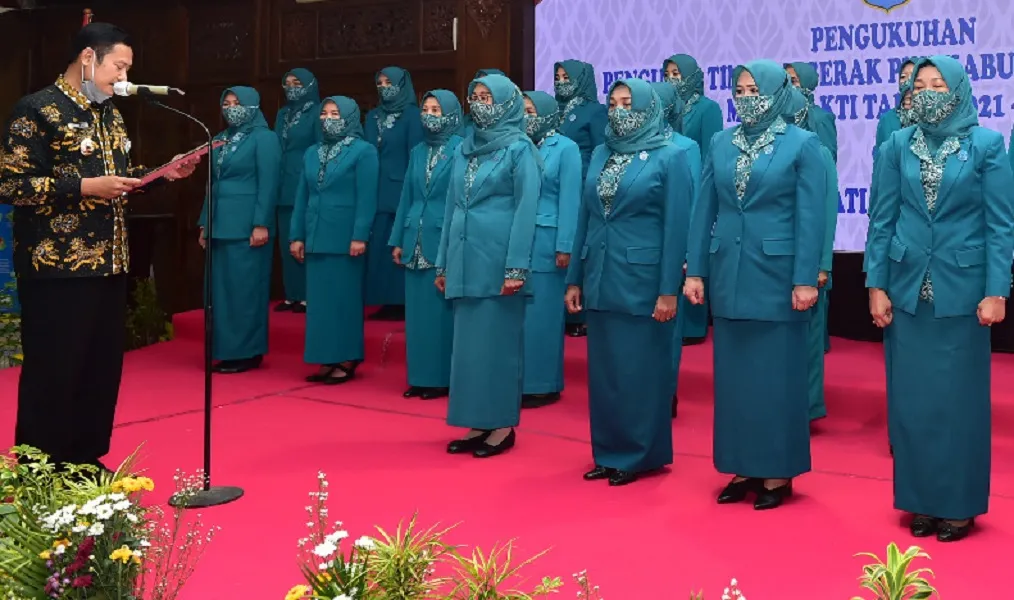 Kukuhkan Istri Sendiri Sebagai Ketua TP PKK, Ini Pesan Pak Yes