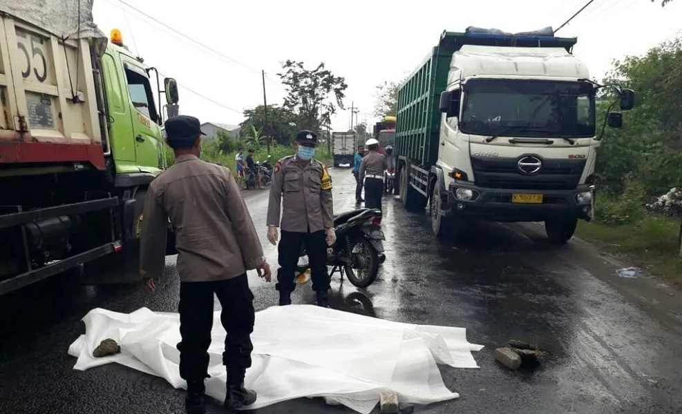 Nyalip tak Hati-hati, Warga Menganti Gresik Tewas Terlindas Truk