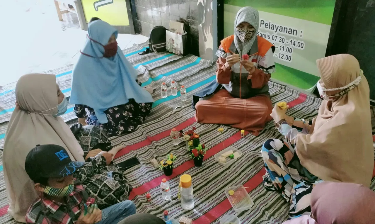 Komunitas Emak-Emak di Gresik Ini Sulap Minyak Jelantah Jadi Kerajinan