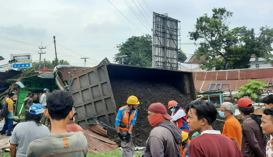 Dump Truk Seruduk 3 Warung di Gresik, Seorang Wanita Tewas Terjepit